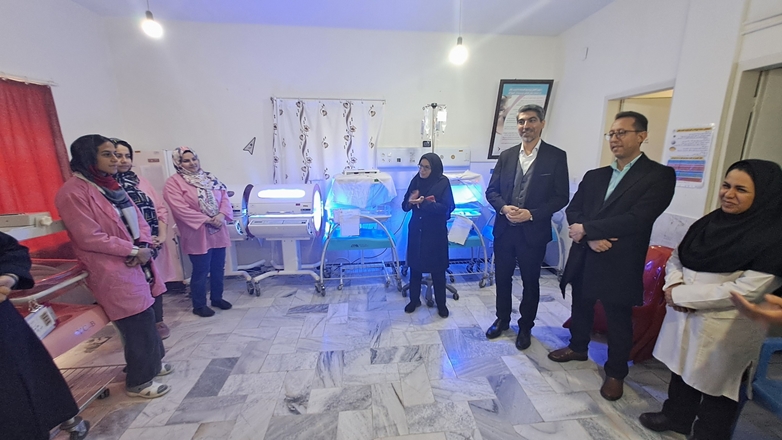 عیادت مدیر شبکه بهداشت و درمان شهرستان از بیماران بخشهای بیمارستان ولیعصر(عج)